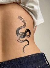Učitajte sliku u preglednik galerije, Privremene tetovaže BLACK &amp; WHITE SNAKES
